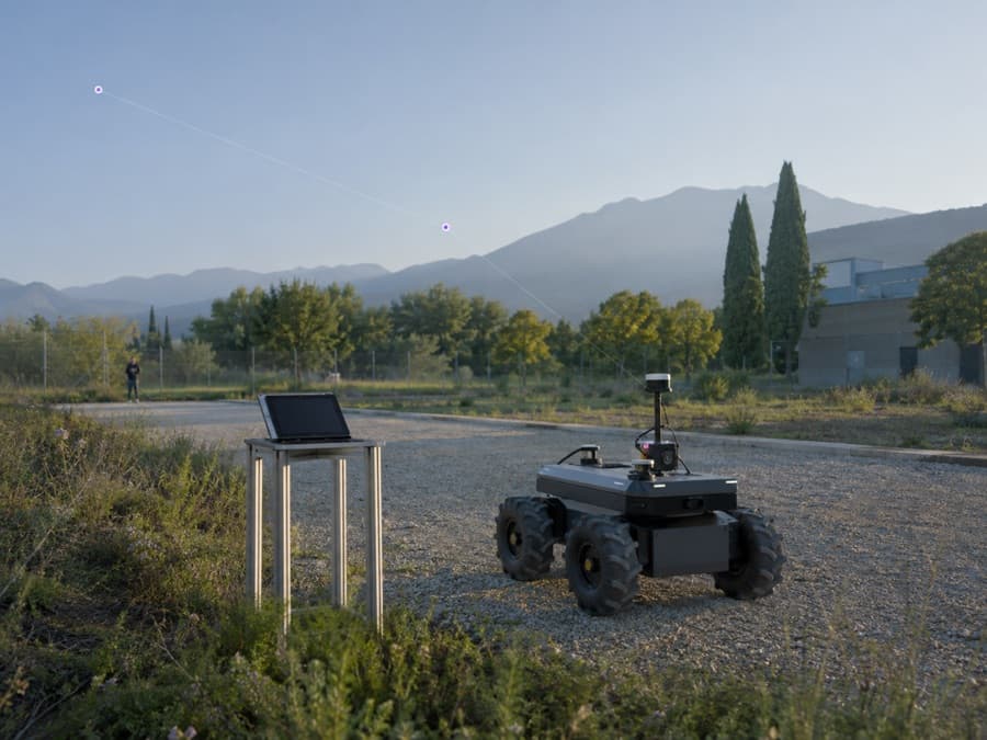 Tecnico verifica un'integrazione RTK su piattaforma robotica, dati di posizionamento sovrapposti