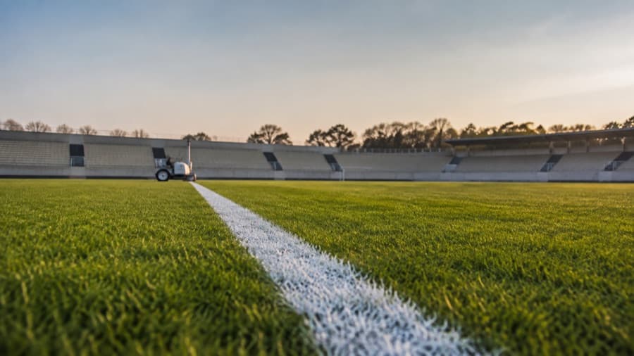 Linea di campo sportivo tracciata con precisione